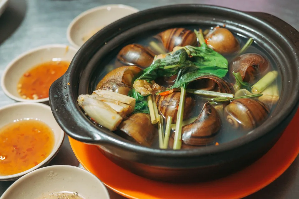 Bàn khách ngồi ăn