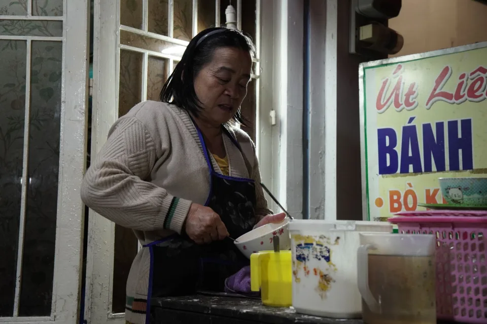 Đầu bếp đang nấu